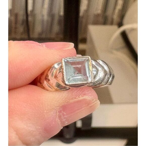 Vintage Sterling Silver Square Cut Ice Blue Topaz Solitaire Ring size 9 - Picture 3 of 7